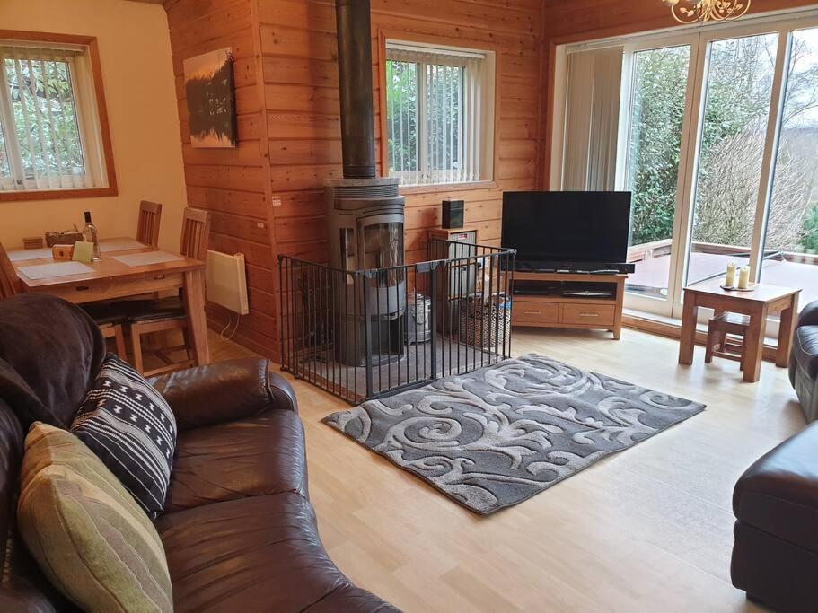Luxury Peak District Lodge, Hot Tub, Log Burner, Nr Lake Rudyard Exterior photo
